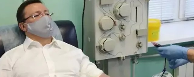 Глава Самарской области сдал кровь на плазму для помощи ковид-пациентам